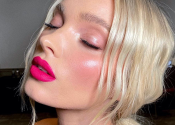 Best Sedu Straight Hairstyles Of Celebrities (Jennifer Aniston, Paris Hilton & Emma Watson)