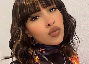 ENTRANCED STYLES Short Wavy Bob Wig with Bangs Dark Brown Highlight Synthetic Bob wig Shoulder Length Curly Wig for Women Charming Natural Looking Heat Resistant Fiber Daily Party Use Hair