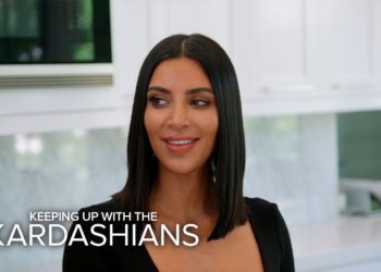 KUWTK | Khloe Kardashian Distracts Kim While Kourtney Does What?! | E!