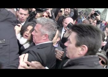 How did SELENA GOMEZ SURVIVE to this at Louis Vuitton !!!