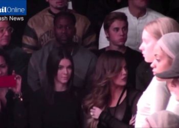 Justin Bieber apreciando o desfile de Kanye West fashion show in NYC  12/02/2015