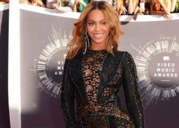 Stars Talk Fashion, Beyonce at VMAs Red Carpet