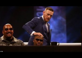 Conor Mcgregor Slaps on Floyd Mayweather head 😂😂