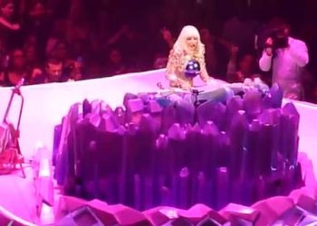 Lady Gaga – 'Fashion!' Live at the artRAVE: The ARTPOP Ball Tour