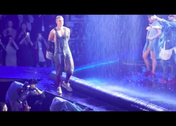 JUSTIN BIEBER TAKES HIS CLOTHES OFF | PURPOSE TOUR FOOTAGE 2016