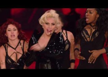 Lady Gaga – A Yo + John Wayne –  The Victoria's Secret Fashion Show 2016