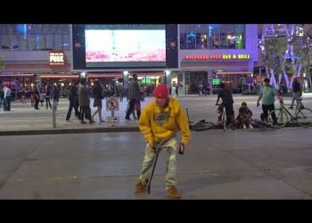 Justin Bieber Skateboards For A Crowd In Downtown LA