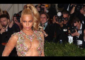 Beyonce's Met Gala dress causes stir on red carpet