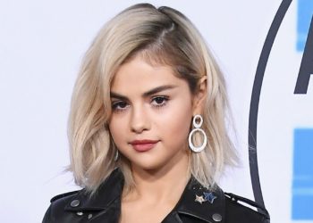Selena Gomez ROCKS Blonde Hair & All-Leather Outfit For 2017 AMAs Carpet