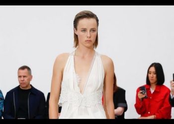 VICTORIA BECKHAM Spring Summer 2019 Highlights London – Fashion Channel